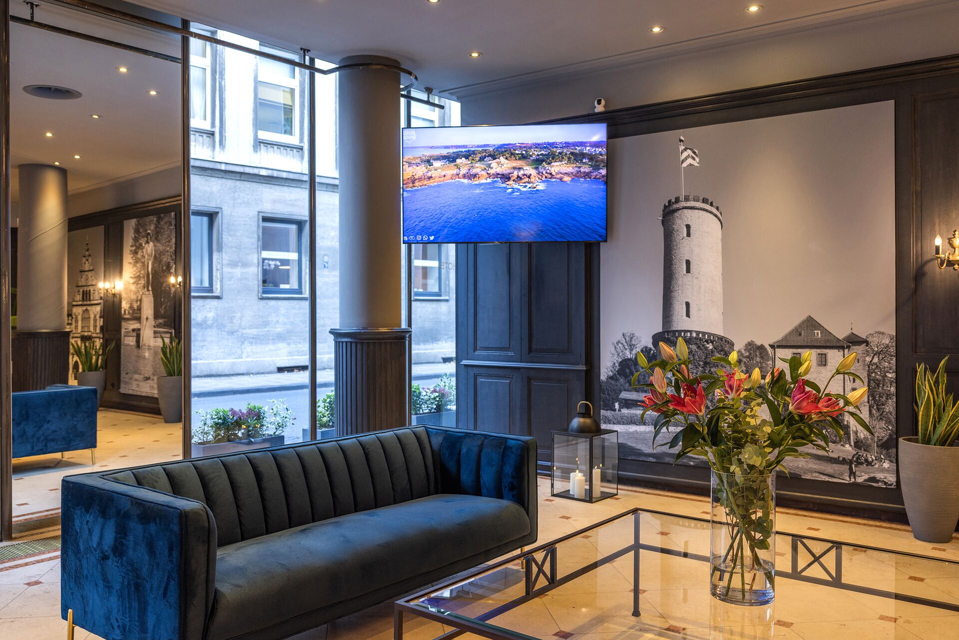 Foyer Ravensberger Hof Sitzgelegenheit und Fernseher